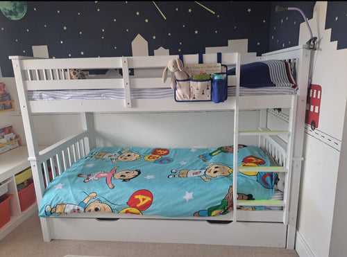 Franchi & Ale Bunk Bed Caddy hanging on a white bunk bed in a children's bedroom with nautical print fabric and royal blue trim